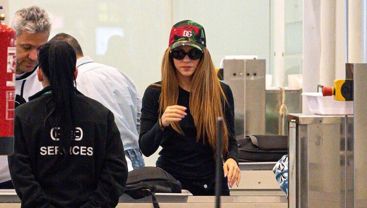 Shakira en el aeropuerto de Barcelona antes de viajar a Nueva York