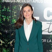 La Reina Letizia con un traje verde de Carolina Herrera en una proyección