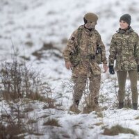 Kate Middleton en la nieve en su visita al Batallón de la Guardia Irlandesa