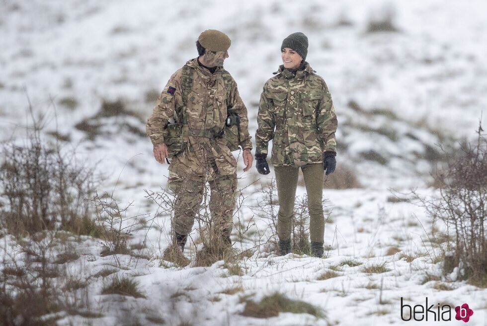 Kate Middleton en la nieve en su visita al Batallón de la Guardia Irlandesa