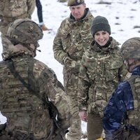 Kate Middleton entre soldados del Batallón de la Guardia Galesa