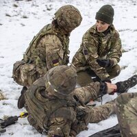 Kate Middleton en un simulacro en su visita al Batallón de la Guardia Galesa