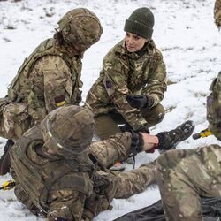 Kate Middleton en un simulacro en su visita al Batallón de la Guardia Galesa
