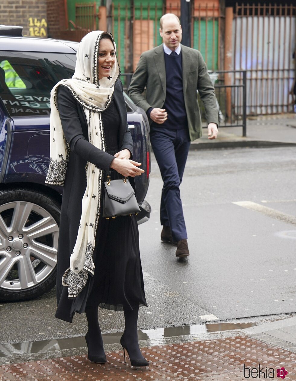 El Príncipe Guillermo y Kate Middleton a su llegada al Centro Musulmán Hayes de Londres