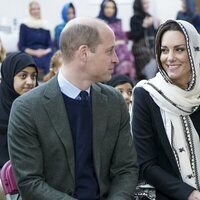 El Príncipe Guillermo y Kate Middleton se dedican una sonrisa en el Centro Musulmán de Londres