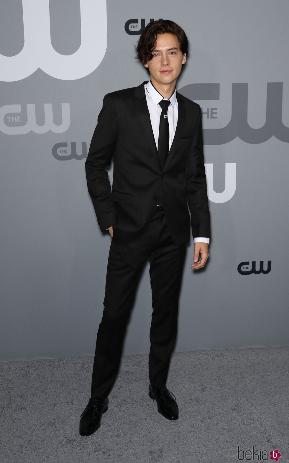 Cole Sprouse posa en el photocall de la cadena The CW