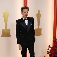 Austin Butler en la alfombra roja de los Premios Oscar 2023