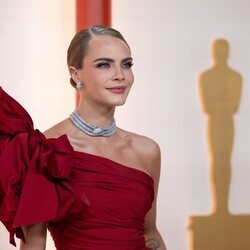 Cara Delevingne en la alfombra roja de los Premios Oscar 2023