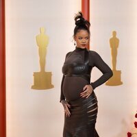 Rihanna en la alfombra roja de los Premios Oscar 2023