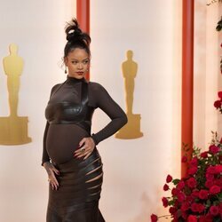 Rihanna en la alfombra roja de los Premios Oscar 2023