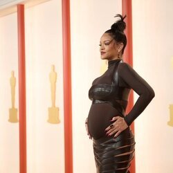 Rihanna presume de segundo embarazo en la alfombra roja de los Premios Oscar 2023