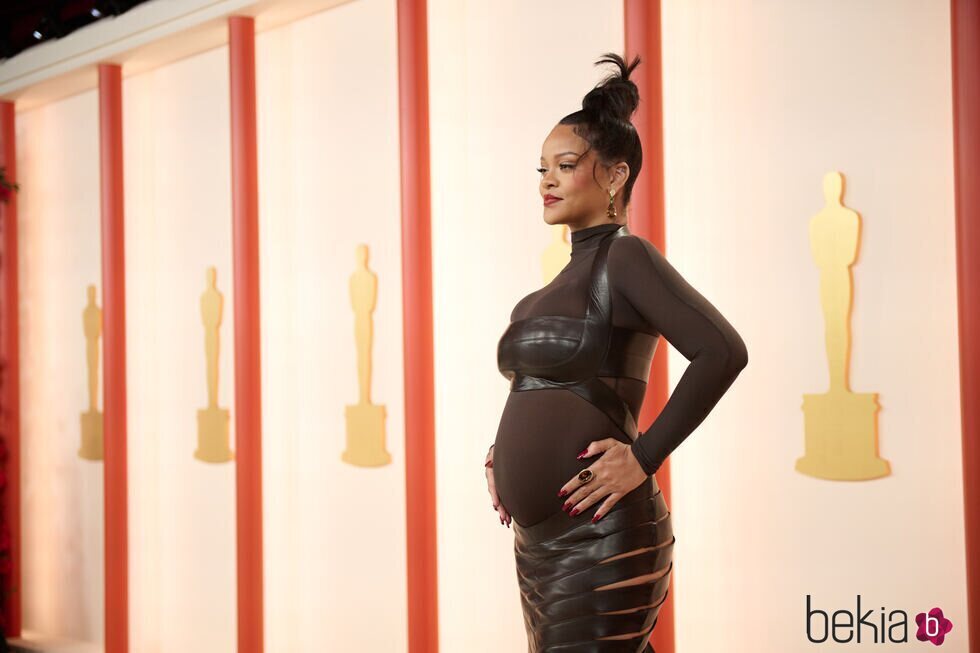 Rihanna presume de segundo embarazo en la alfombra roja de los Premios Oscar 2023