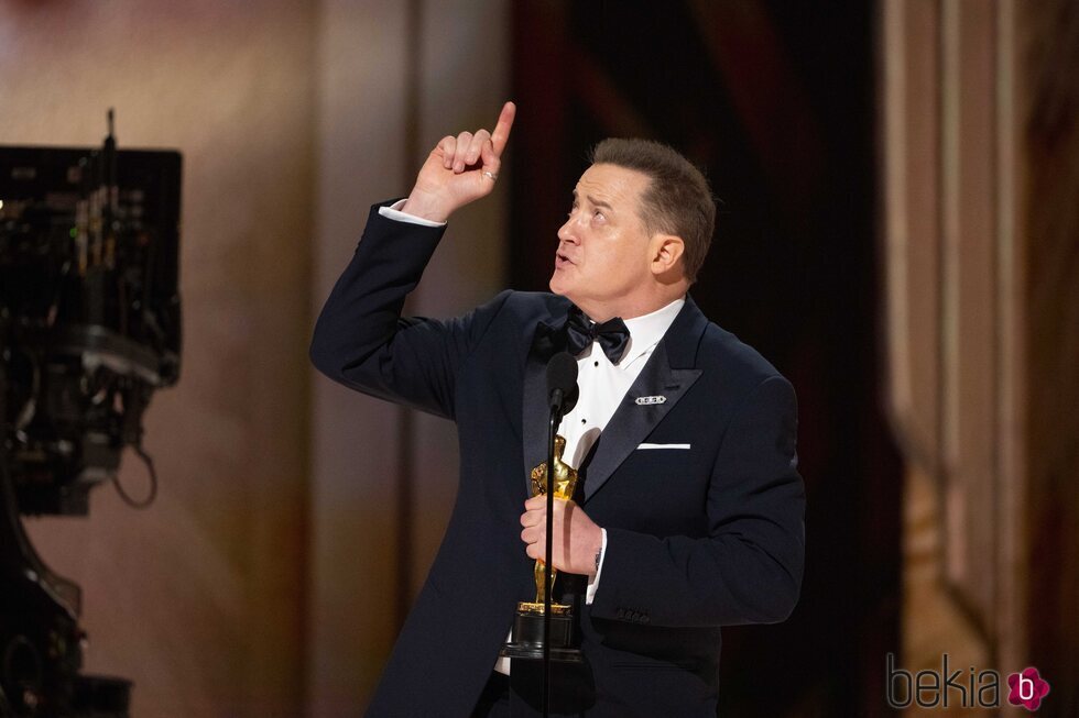 Brendan Fraser señala al cielo tras ganar el premio Oscar a Mejor Actor 2023