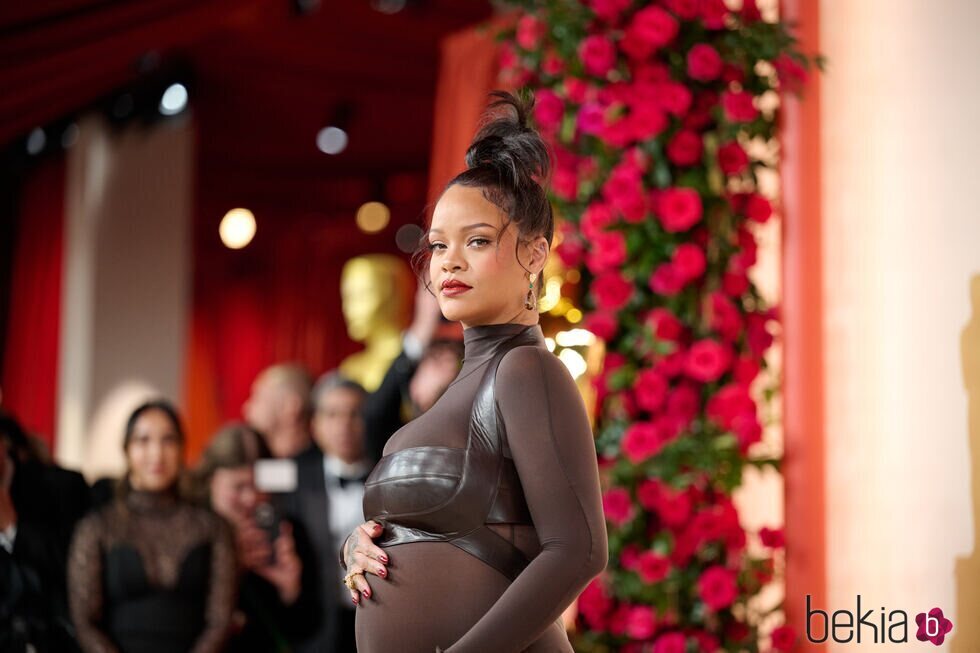 Rihanna presume de embarazo la alfombra roja de los Premios Oscar 2023