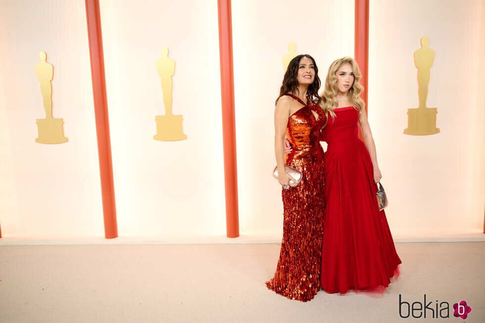 Salma Hayek y su hija en la alfombra roja de los Premios Oscar 2023