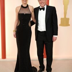 Hugh Grant y Anna Elisabet Eberstein en la alfombra roja de los Premios Oscar 2023
