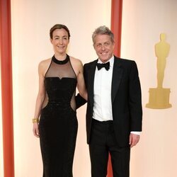 Hugh Grant y Anna Elisabet Eberstein en la alfombra roja de los Premios Oscar 2023