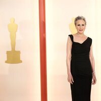 Andie MacDowell en la alfombra roja de los Premios Oscar 2023