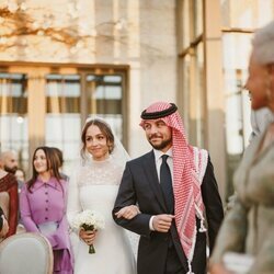 Iman de Jordania del brazo de su hermano Hussein de Jordania en su boda con Jameel Alexander Thermiotis