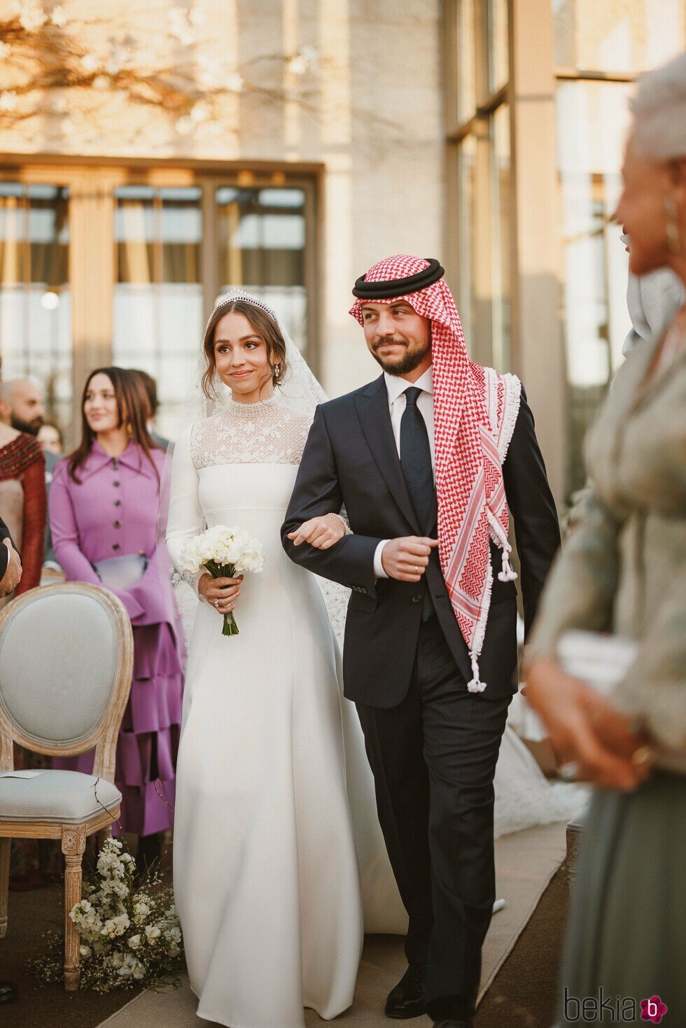 Iman de Jordania del brazo de su hermano Hussein de Jordania en su boda con Jameel Alexander Thermiotis