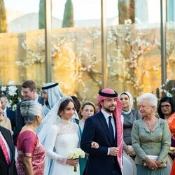 Muna de Jordania mirando a sus nietos Iman de Jordania y Hussein de Jordania en la boda de Iman de Jordania