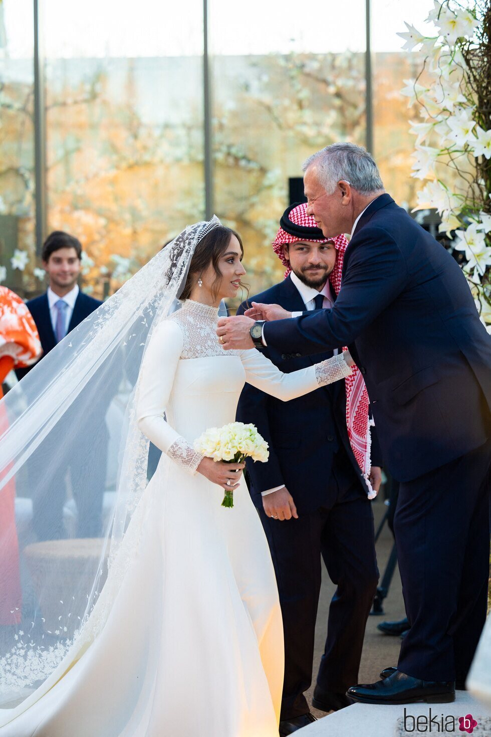 Abdalá de Jordania recibe a su hija Iman de Jordania en su boda