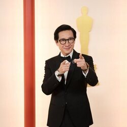 Jonathan Ke Quan en la alfombra roja de los Premios Oscar 2023