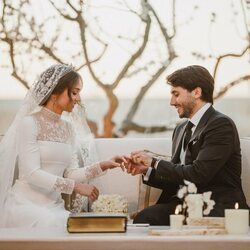 Iman de Jordania y Jameel Alexander Thermiotis intercambian los anillos en su boda