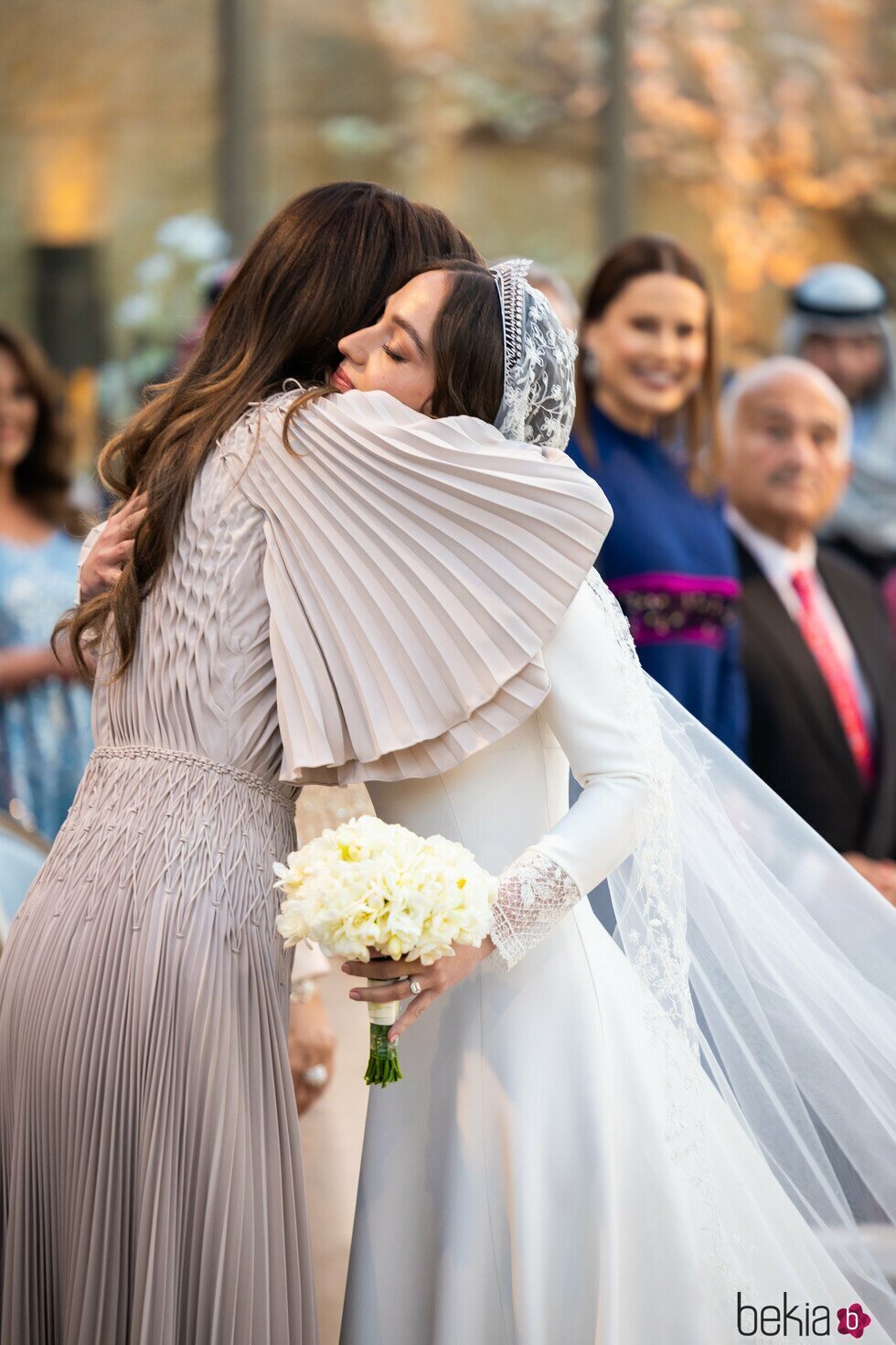 Rania de Jordania besa a su hija Iman de Jordania en su boda con Jameel Alexander Thermiotis