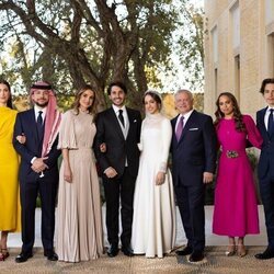 Iman de Jordania y Jameel Alexander Thermiotis con los padres y hermanos de Iman de Jordania en su boda