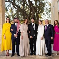 Iman de Jordania y Jameel Alexander Thermiotis con los padres y hermanos de Iman de Jordania en su boda