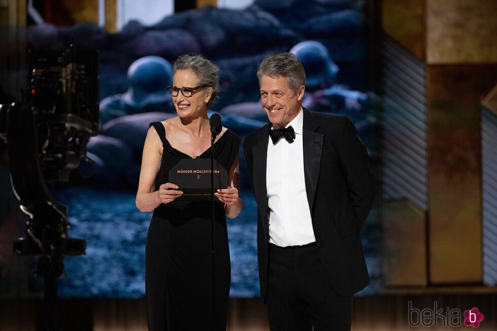 El reencuentro de Andie MacDowell y Hugh Grant en los Premios Oscar 2023