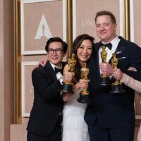 Jonathan Ke Quan, Michelle Yeoh, Brendan Fraser y Jamie Lee-Curtis con sus premios Oscar 2023