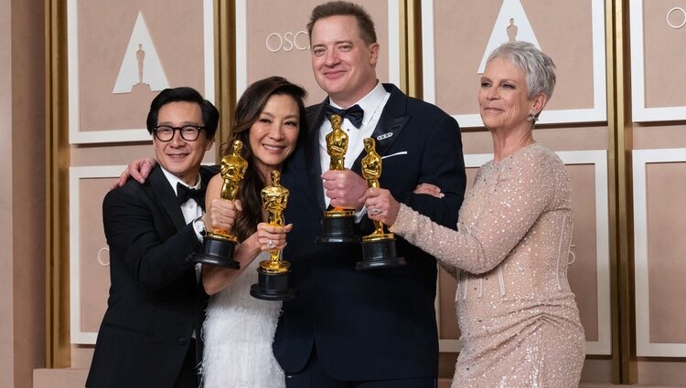 Jonathan Ke Quan, Michelle Yeoh, Brendan Fraser y Jamie Lee-Curtis con sus premios Oscar 2023