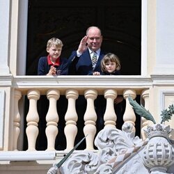 Alberto de Mónaco en su 65 cumpleaños saludando desde el Palacio Grimaldi con sus hijos