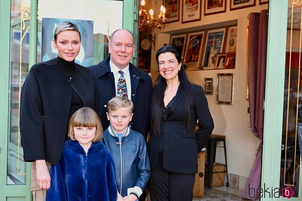 Alberto y Charlene de Mónaco y sus hijos en el 65 cumpleaños de Alberto de Mónaco
