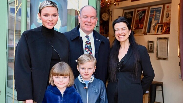 Alberto y Charlene de Mónaco y sus hijos en el 65 cumpleaños de Alberto de Mónaco