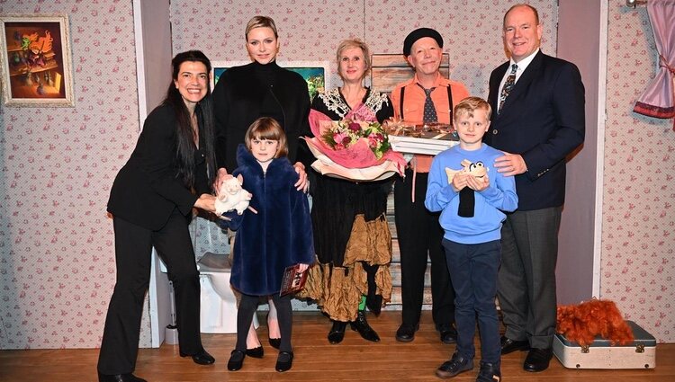 Alberto y Charlene de Mónaco y sus hijos con unos actores en el 65 cumpleaños de Alberto de Mónaco