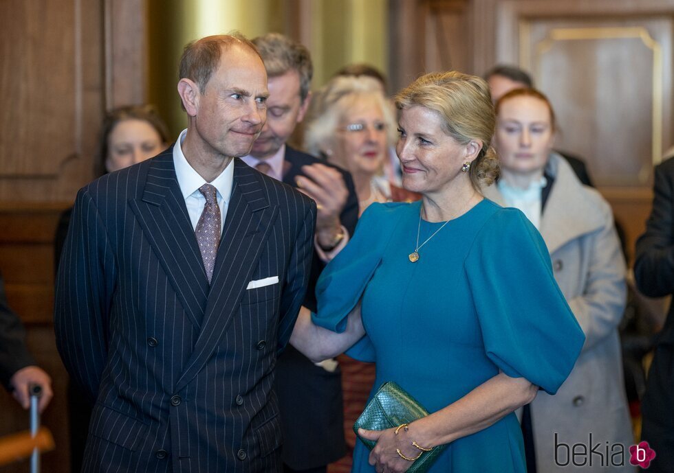 El Príncipe Eduardo y Sophie Rhys-Jones en su primer acto como Duques de Edimburgo