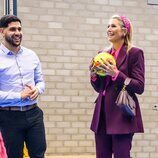 Máxima de Holanda con un balón en una visita de trabajo sobre deporte y salud mental