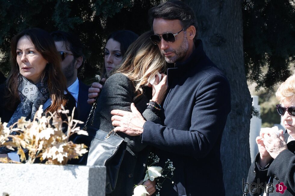 Lara Dibildos abrazada a Álvaro Muñoz Escassi en el entierro de Laura Valenzuela