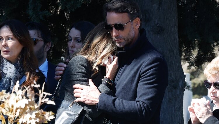 Lara Dibildos abrazada a Álvaro Muñoz Escassi en el entierro de Laura Valenzuela