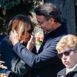Álvaro Muñoz Escassi consuela a Lara Dibildos en el entierro de Laura Valenzuela