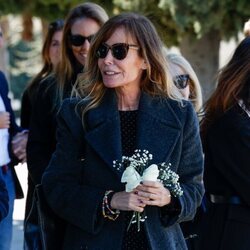 Lara Dibildos con unas flores tras el entierro de Laura Valenzuela