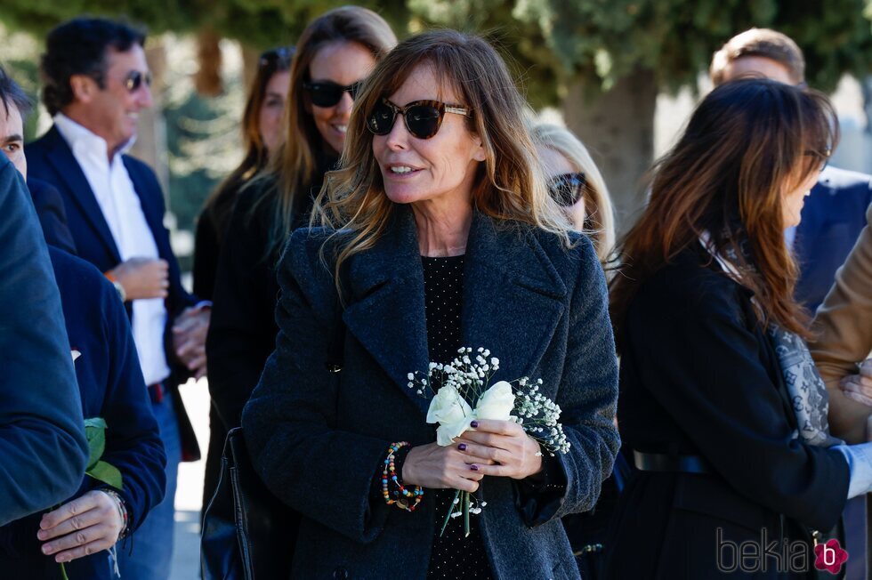 Lara Dibildos con unas flores tras el entierro de Laura Valenzuela