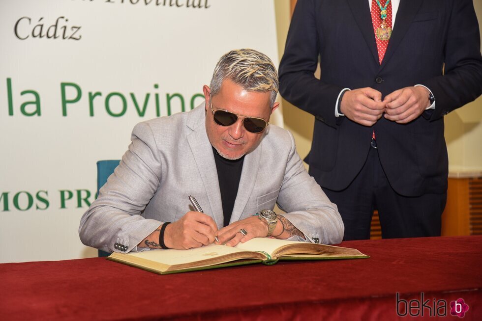 Alejandro Sanz firma su reconocimiento como Hijo Predilecto de Cádiz
