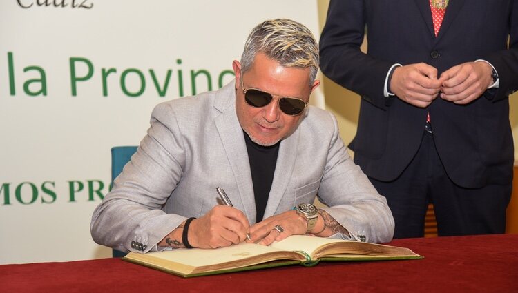 Alejandro Sanz firma su reconocimiento como Hijo Predilecto de Cádiz