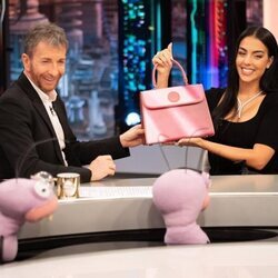 Georgina Rodríguez regala a Pablo Motos un bolso en 'El Hormiguero'