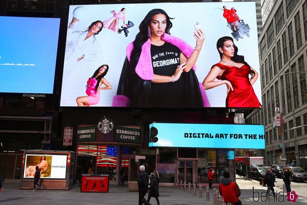 Georgina Rodríguez en una de las pantallas de Times Square