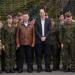 El Príncipe Guillermo y el Ministro de Defensa de Polonia posando con las tropas británicas destacadas en Polonia